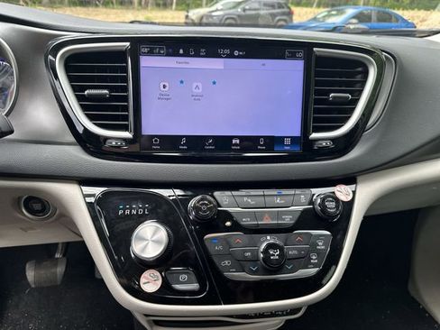 Used 2024 Chrysler Pacifica Touring-L FWD image 16