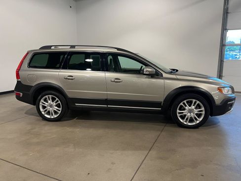 Used 2016 Volvo XC70 T5 Premier w/ Proximity Package AWD/4WD image 2