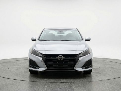 Used 2025 Nissan Altima 2.5 SV image 2