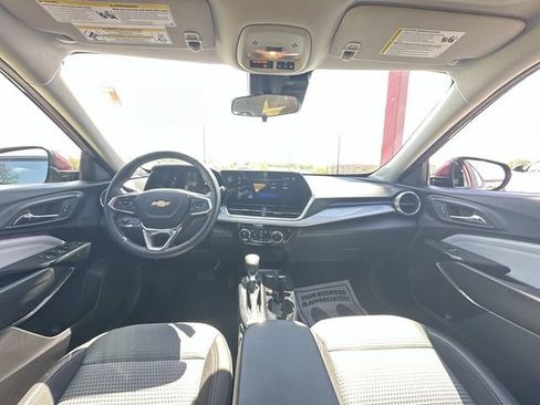 Used 2025 Chevrolet Trax LT w/ LT Convenience Package FWD image 12