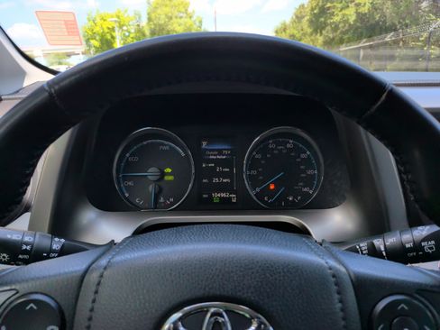 Used 2018 Toyota RAV4 XLE AWD/4WD image 17