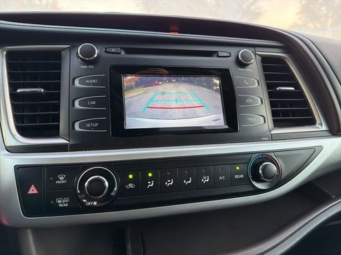 Used 2017 Toyota Highlander LE image 11