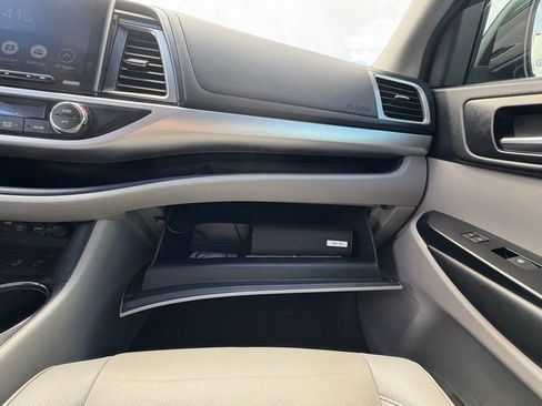 Used 2019 Toyota Highlander XLE w/ Carpet Mat Package (TMS) AWD/4WD image 24