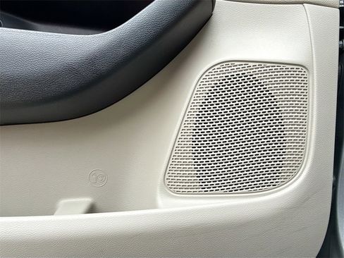 Used 2021 Chrysler Pacifica Touring-L image 19