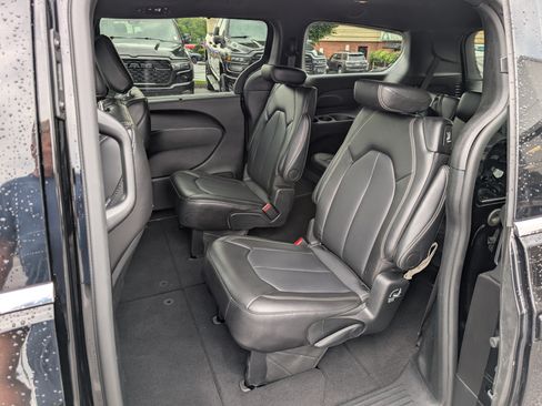 Used 2025 Chrysler Pacifica Select FWD image 15