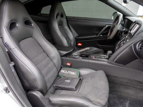 Used 2016 Nissan GT-R Premium image 7