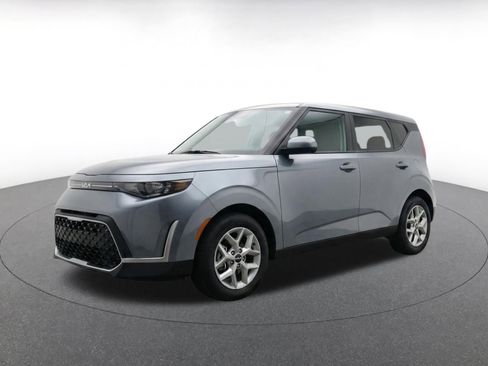 Used 2025 Kia Soul LX w/ LX Technology Package FWD image 3