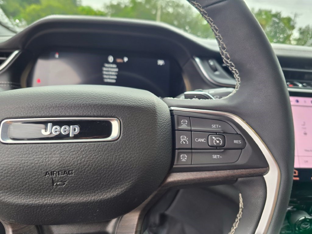 Used 2025 Jeep Grand Cherokee Limited AWD/4WD image 19