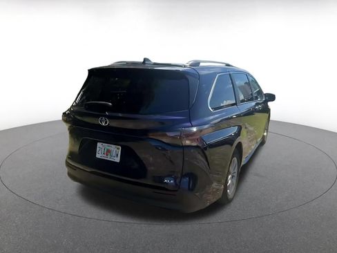 Used 2025 Toyota Sienna XLE FWD image 14