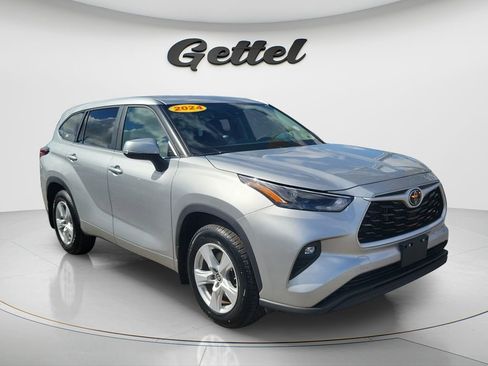 Used 2024 Toyota Highlander LE image 2