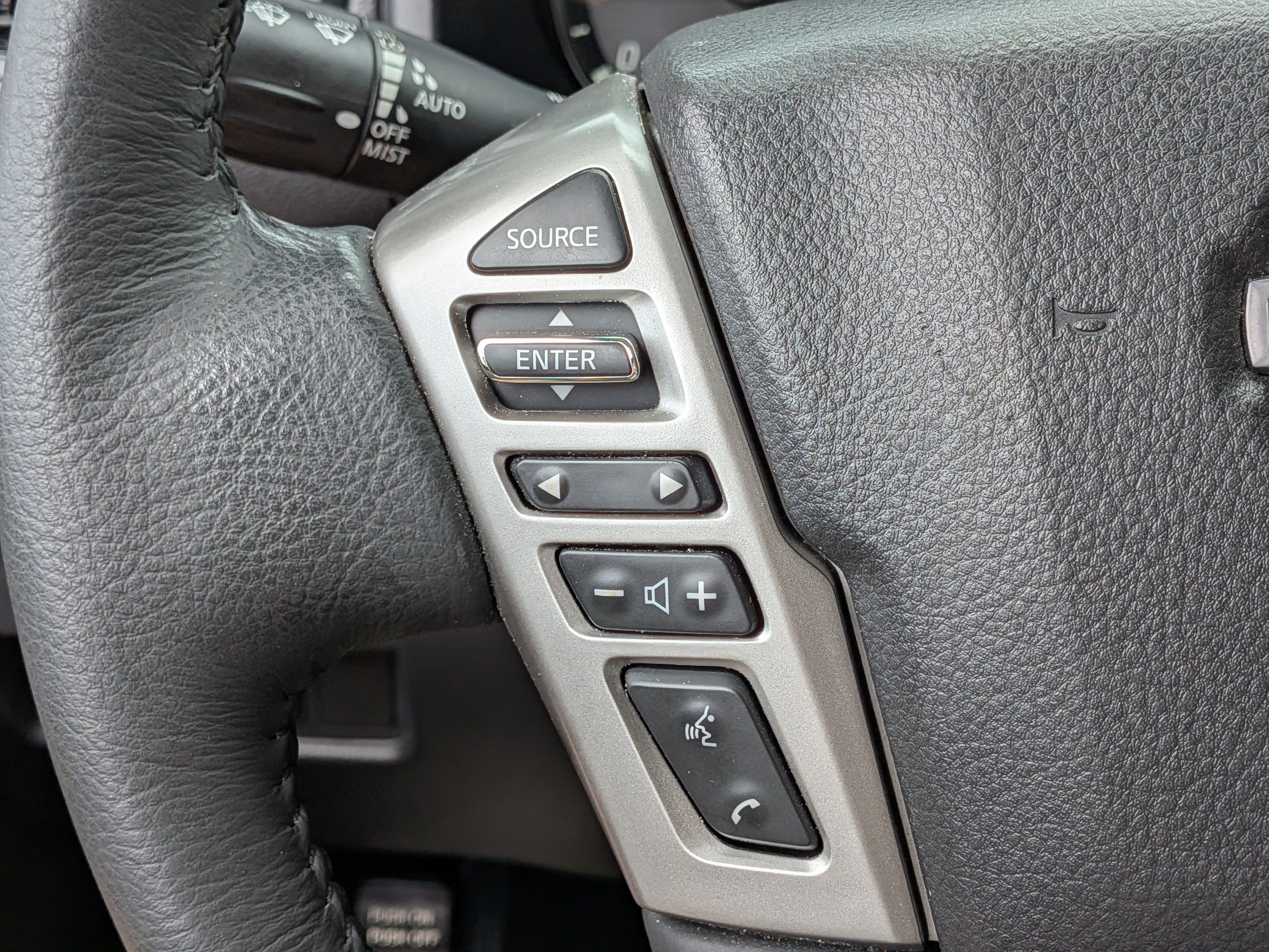 Used 2024 Nissan Titan SV w/ SV Convenience Package RWD image 24