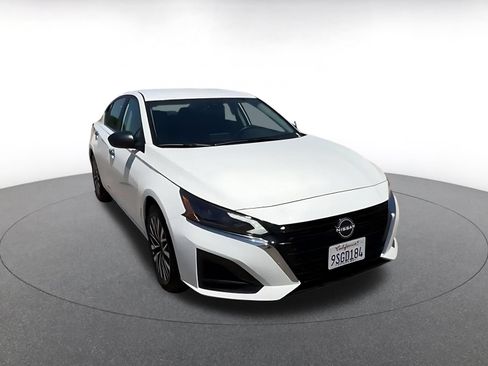Used 2025 Nissan Altima 2.5 SV FWD image 3