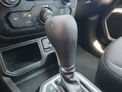 Used 2018 Jeep Renegade Sport w/ Power & Air Group image 39