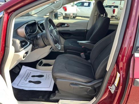 Used 2018 Chrysler Pacifica L FWD image 11