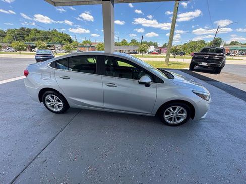 Used 2017 Chevrolet Cruze LT w/ Convenience Package FWD image 2