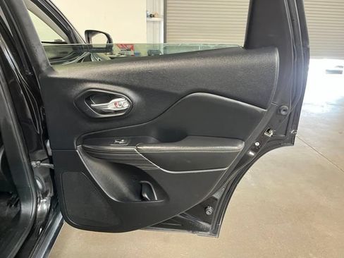 Used 2017 Jeep Cherokee Limited FWD image 15