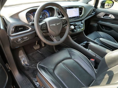 Used 2025 Chrysler Pacifica Limited FWD image 3