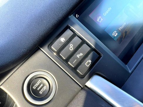 Used 2018 Land Rover Discovery Sport HSE image 16