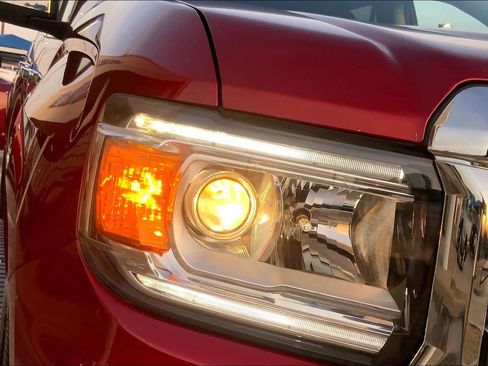 Used 2021 GMC Canyon Denali image 27