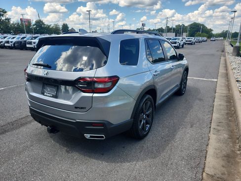 Used 2025 Honda Pilot Sport image 3