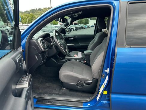 Used 2018 Toyota Tacoma TRD Off-Road w/ Technology Package AWD/4WD image 13