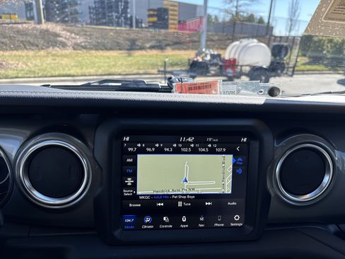 Used 2023 Jeep Wrangler Sahara image 28