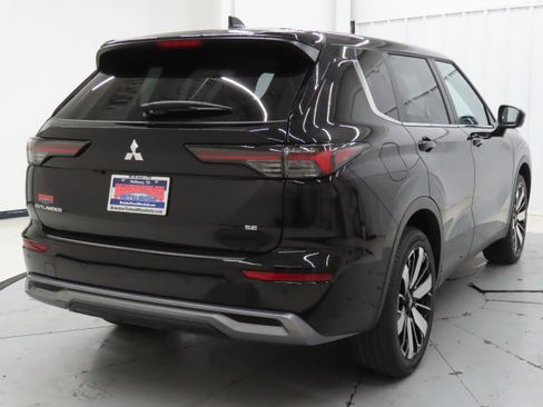 New 2026 Mitsubishi Outlander SE FWD image 3