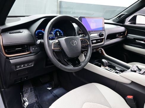 Used 2025 Toyota Grand Highlander AWD Hybrid image 13
