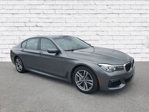 Used 2018 BMW 740i image 3