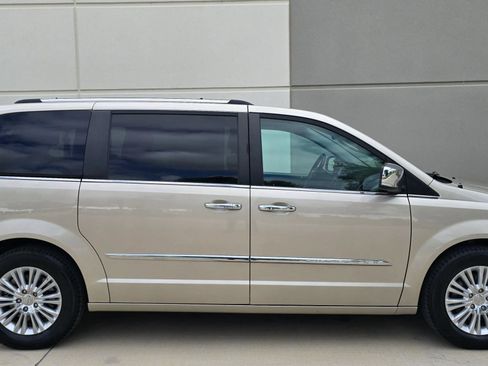 Used 2016 Chrysler Town & Country Limited FWD image 8