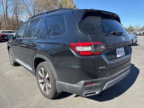 Used 2023 Honda Pilot Touring image 3