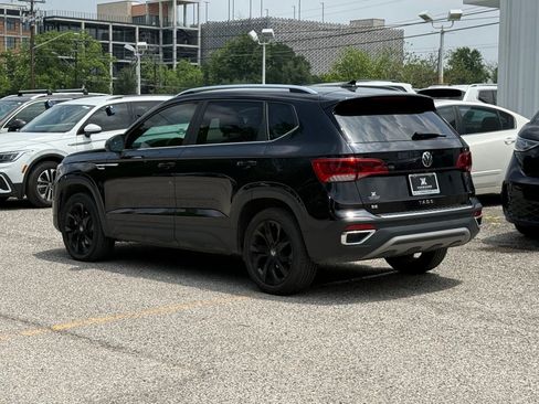 Used 2023 Volkswagen Taos SE w/ Panoramic Sunroof Package FWD image 7