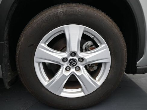 Used 2024 Toyota Highlander LE AWD/4WD image 11