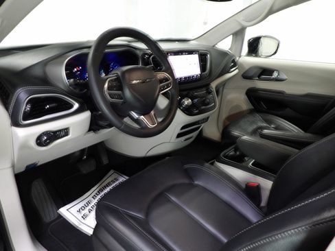 Used 2024 Chrysler Pacifica Limited FWD image 13