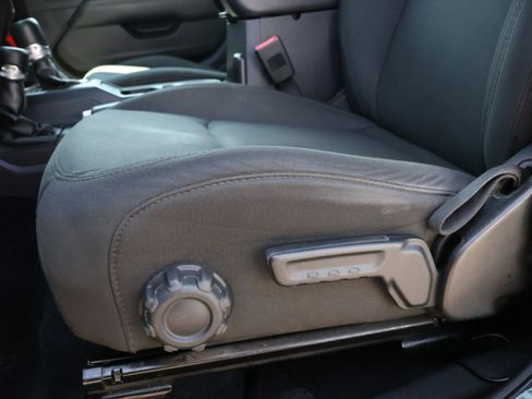 Used 2019 Jeep Wrangler Unlimited Sahara AWD/4WD image 14