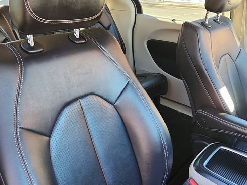 Used 2024 Chrysler Pacifica Touring-L image 15