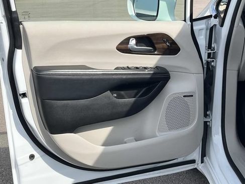 Used 2022 Chrysler Pacifica Limited FWD image 27