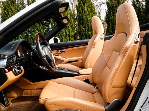 Used 2015 Porsche 911 Turbo S image 17