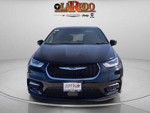 New 2026 Chrysler Pacifica Select image 3