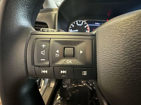 Used 2025 Nissan Rogue S image 14