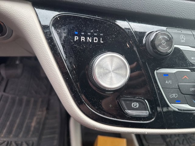 Used 2018 Chrysler Pacifica Touring-L FWD image 21