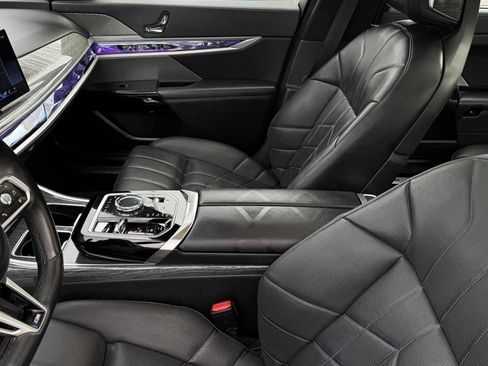 Used 2023 BMW 760i xDrive w/ Executive Package image 24