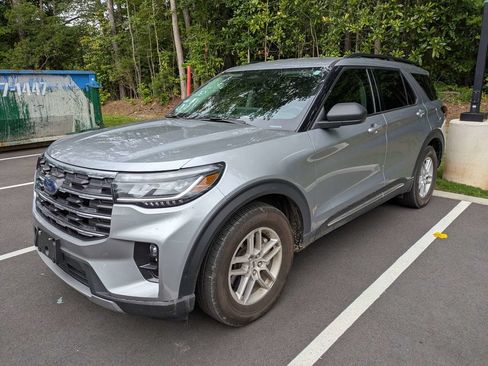 Used 2025 Ford Explorer Active w/ Active Comfort Package RWD image 2
