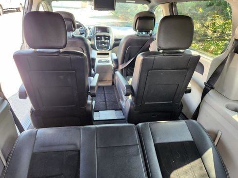 Used 2015 Dodge Grand Caravan SXT image 19