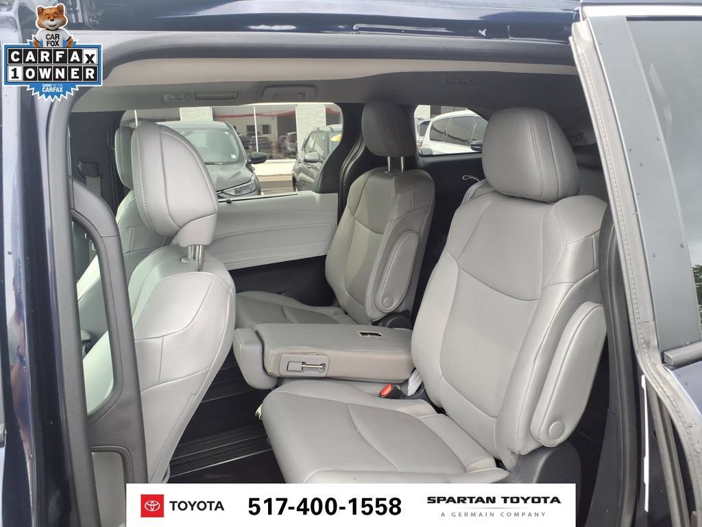 Used 2025 Toyota Sienna XLE FWD image 12