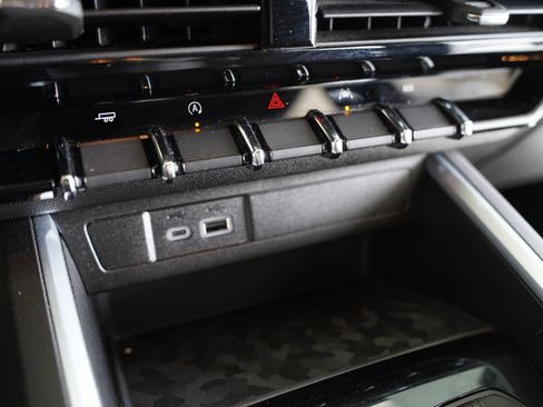 Used 2024 Chevrolet Colorado W/T image 20