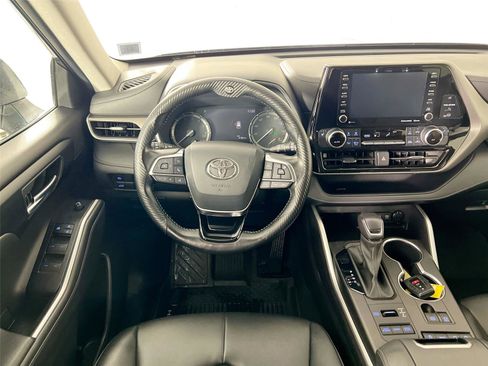 Used 2021 Toyota Highlander XLE image 24