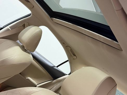 Used 2010 Lexus ES 350 w/ Preferred Accessory Package FWD image 16