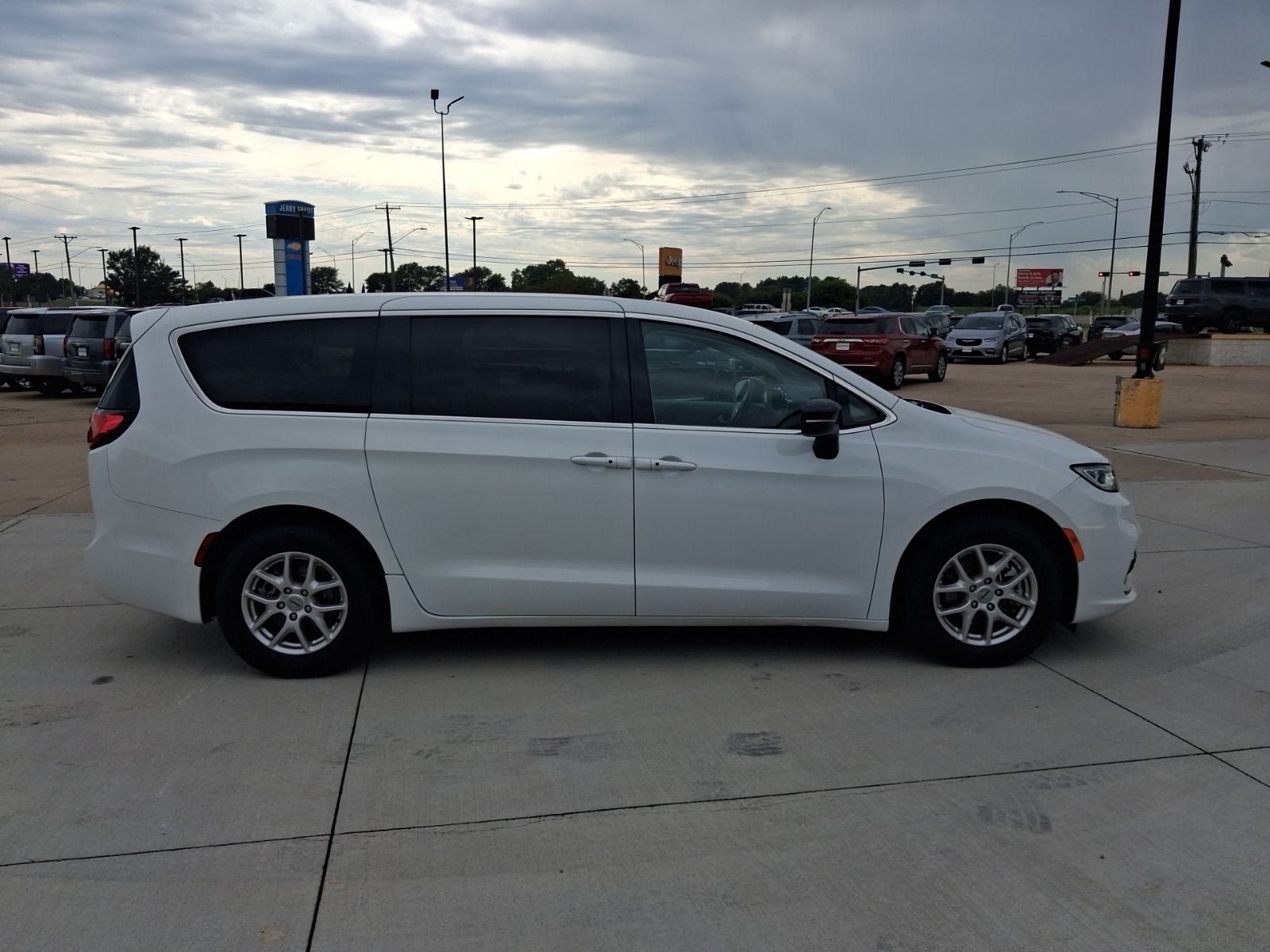 Used 2024 Chrysler Pacifica Touring-L FWD image 6