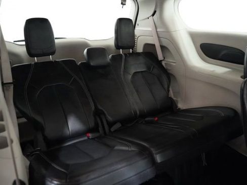 Used 2024 Chrysler Pacifica Touring-L image 36